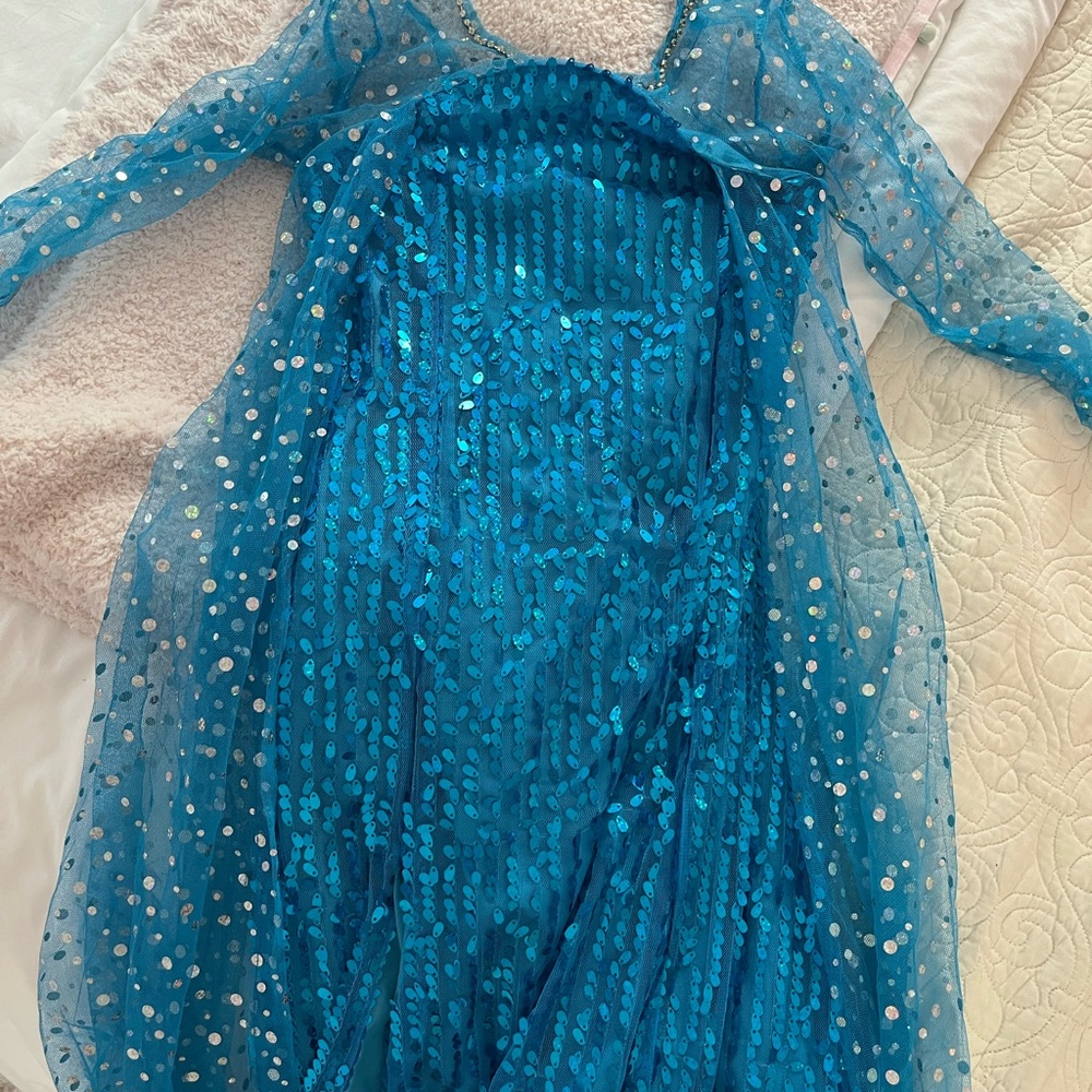 Halloween Elsa Costume with Blonde Wig and Brand new Accessories 5-6t size